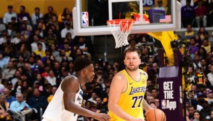 开云入口-扳平比分！湖人借防守大战破狼，三巨头发威不好惹